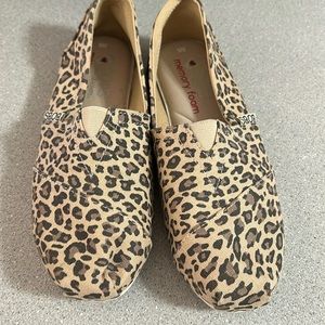 BOBS by Skechers sz 6 Leopard Print, Memory Form w/Arch Pillow Slip On.